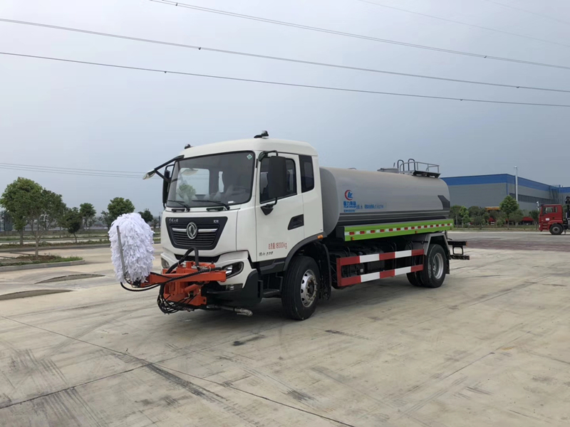 国六东风天锦高速护栏清洗车