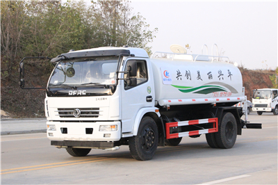 东风多利卡洒水车-8方洒水车